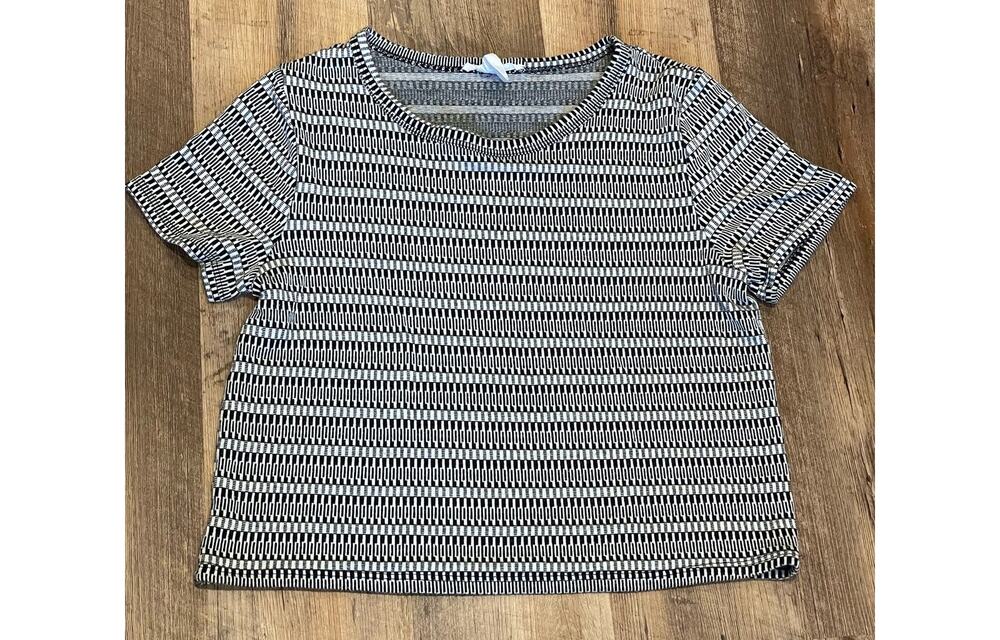 Caution to the Wind baby crop tee black and white geo print size L